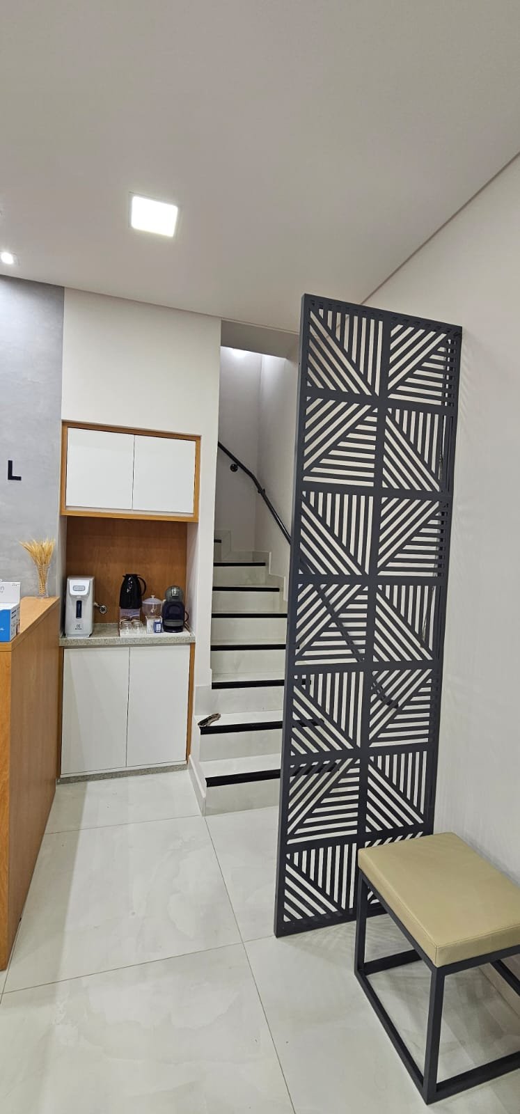 Ambiente comercial reformado com divisória metálica e recepção